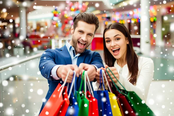 Es una locura ir de compras, alegría y diversión. Alegre feliz éxito —  Fotos de Stock