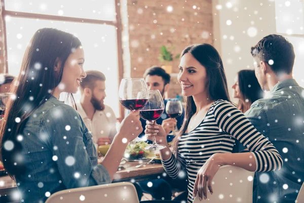 Närbild av två flickor konsortiets glas vin på festen. De — Stockfoto