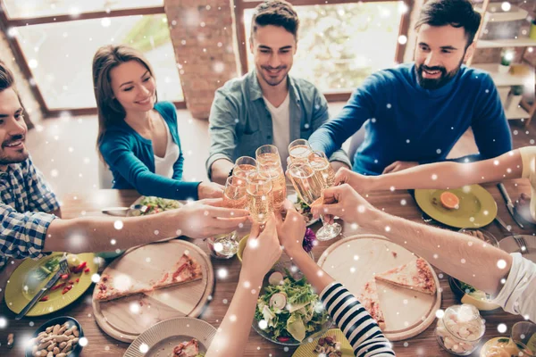 Saúde! Visão de alto ângulo de amigos na festa de aniversário clinking gl — Fotografia de Stock