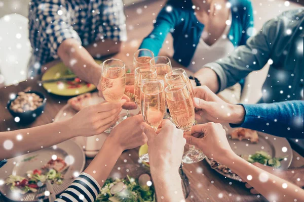 Recadrée de près photo de verres avec du champagne. Les jeunes a — Photo