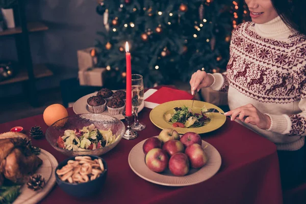 Christmas dinner table concept. Smiling woman in pulover with re — Stock Photo, Image