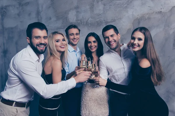 Шесть лучших друзей в праздничной одежде отмечают новый год — стоковое фото