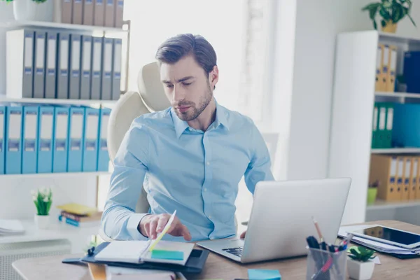 Geconcentreerde doordachte gekwalificeerde jongeman is het controleren van zijn opmerking — Stockfoto