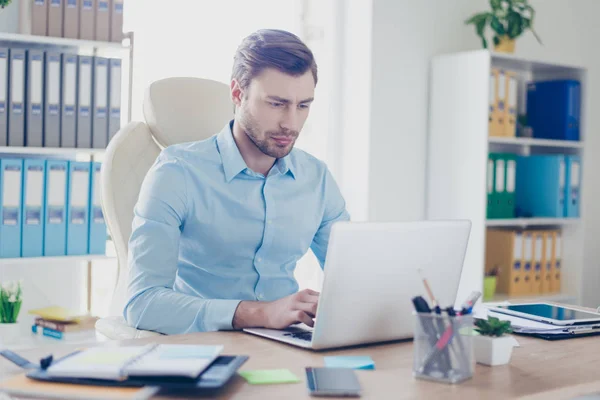 Chefe confuso mente está usando o computador, digitando para sua colega — Fotografia de Stock