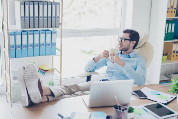 Stilig ung glad arbetstagare i formella kläder och glasögon wit — Stockfoto