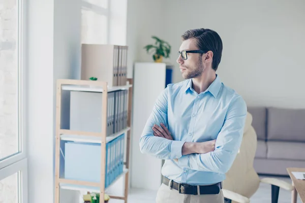 Minded ondernemer permanent met gekruiste armen en kijken in th — Stockfoto