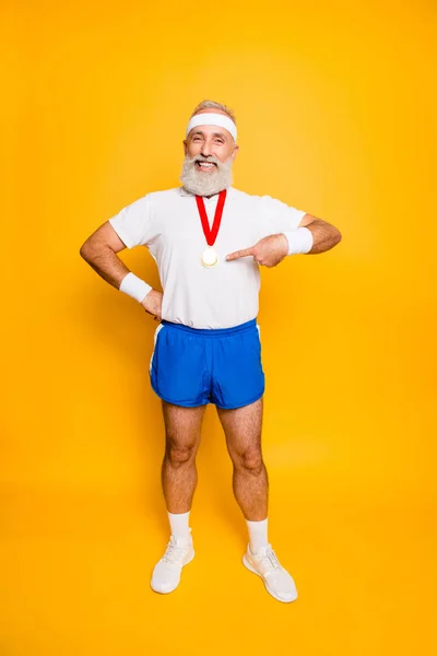 Aktív hűvös vicces versenyképes nagypapa mutatja ki teljes hossza — Stock Fotó