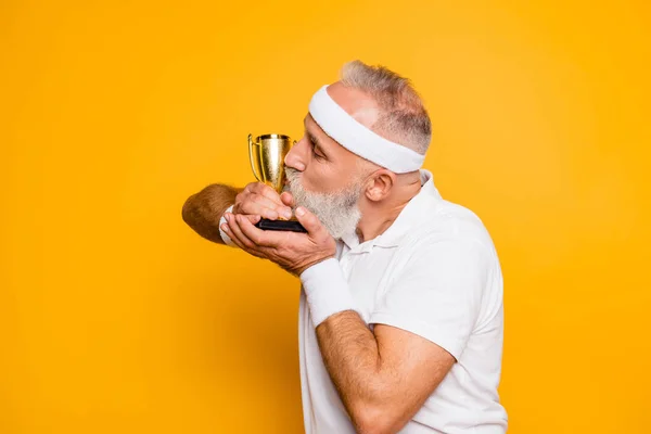 Plan de profil latéral de grand-père cool émotionnel avec récompense, signe de — Photo