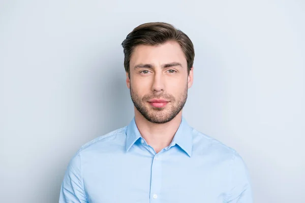 Close up portrait of successful brunet man looking at camera wit — Stock Photo, Image