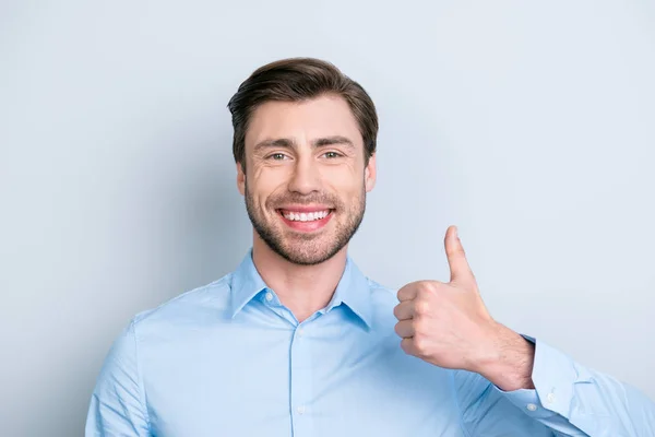 Närbild porträtt av glad självsäkra leende medarbetare visar th — Stockfoto