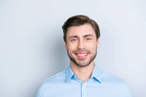 Close-up van stralendste glimlach bebaarde man kijken camera terwijl st — Stockfoto