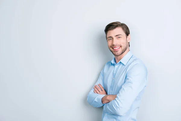 Close up portrait of attractive young entrepreneur with arms fol — Stock Photo, Image