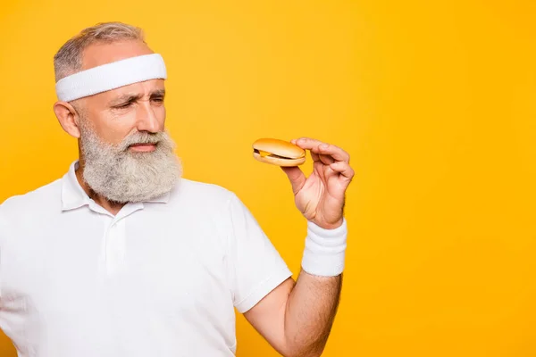 Volwassen moderne atleet koele grijs haired gepensioneerde opa houdt y — Stockfoto