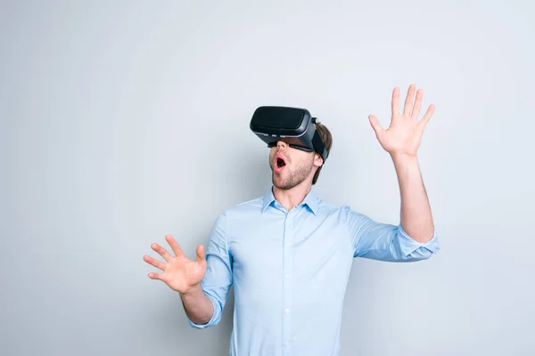 Nahaufnahme eines gut gelaunten Studenten im Hemd mit Virtual Reality Go — Stockfoto