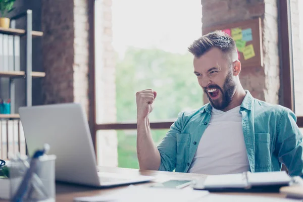 Ah ja! Deed het! Een droom van de jonge brunet ondernemer kwam tr — Stockfoto