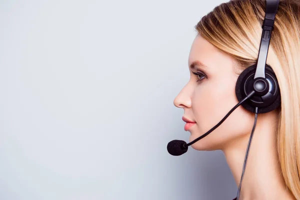 Halve gezicht kant portret van aantrekkelijke blonde call center operato — Stockfoto