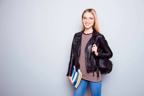 Încrezător zâmbitor elegant adolescenta fata imbracata in jacheta de piele — Fotografie, imagine de stoc