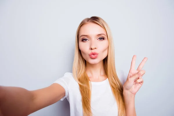 Schöne junge hübsche Frau mit glatten blonden Haaren sendet ein — Stockfoto