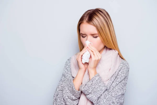 Closeup portret van mooie charmante aantrekkelijke vrouw niezen — Stockfoto