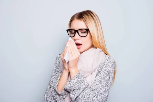 Concepto de coger un resfriado en otoño. Primer plano retrato de joven — Foto de Stock