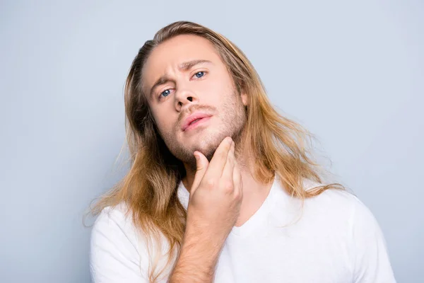 Close up retrato de cara bonito jovem tocando seu bef de restolho — Fotografia de Stock