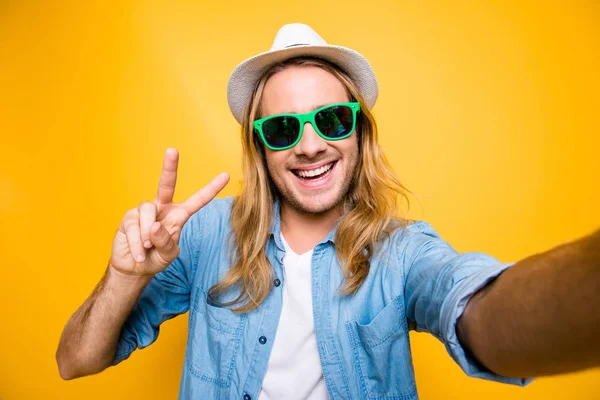 Być blisko do portretu hipster szczęśliwy człowiek w okularach lato z — Zdjęcie stockowe
