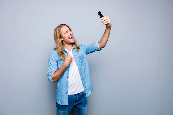 Portrait d'un étudiant fou faisant du selfie et geste rock et r — Photo