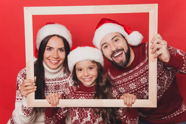 Adorável casal caucasiano doce com pequena bonitinho menina ligação, então — Fotografia de Stock