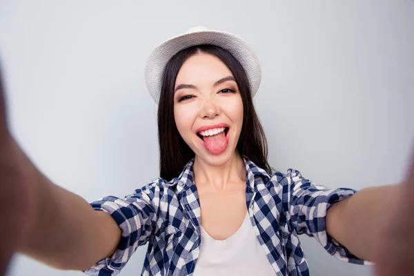 Bastante encantadora chica en ropa casual y sombrero se está tomando un auto —  Fotos de Stock