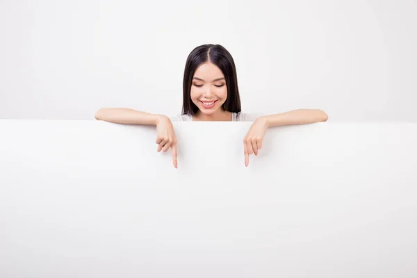 Charmante asiatische junge glücklich Mädchen mit dunklen langen Haaren ist suchen d — Stockfoto