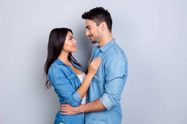 Conceito de relacionamento romântico entre homem e mulher. Mulato. — Fotografia de Stock