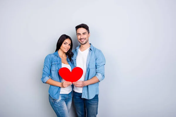 Están enamorados el uno del otro. Retrato de joven adorable dulce — Foto de Stock