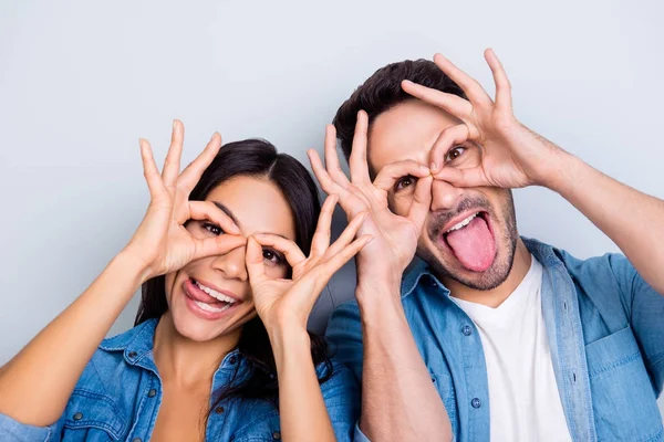 Concepto de divertirse y hacer muecas, comportarse como niños. Clo. —  Fotos de Stock