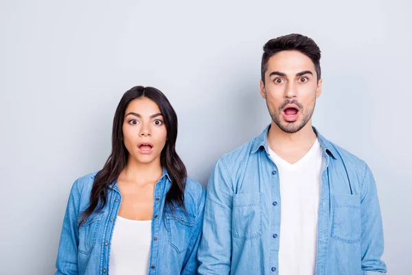 É inacreditável! Retrato de duas pessoas chocadas e surpresas — Fotografia de Stock