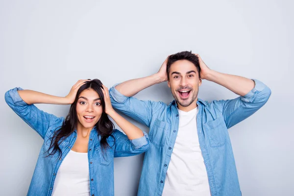 Ah bon ? Portrait de deux jeunes amants choqués sont étonnés avec wid — Photo