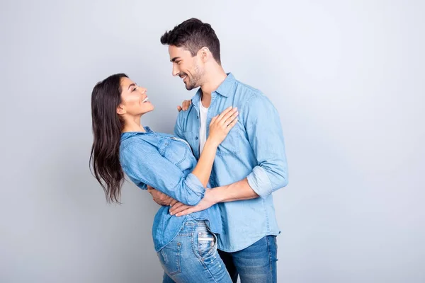 Este amor doce faz-me girar a cabeça! Bonito alegre feliz homem i — Fotografia de Stock