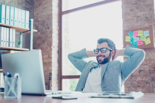 Retrato de joven, sonriente, economista atractivo en gafas y — Foto de Stock