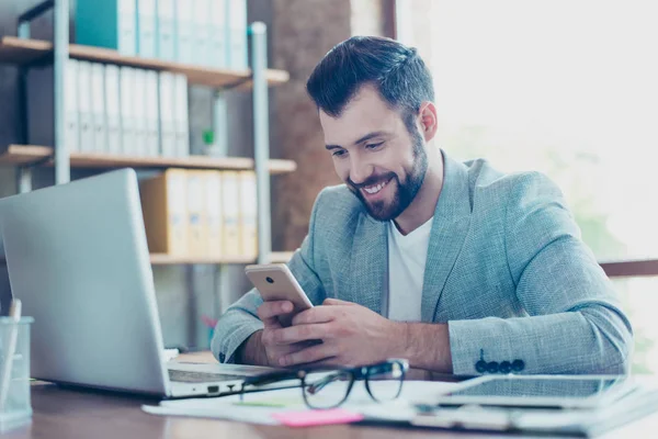 Retrato de sonriente, caucásico, joven finansista mensajes de texto, flirti — Foto de Stock