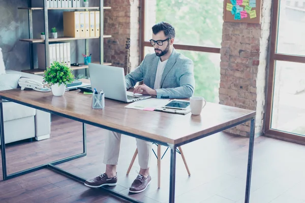 Joven, inteligente, atractivo, trabajador contable sentado en la varita — Foto de Stock