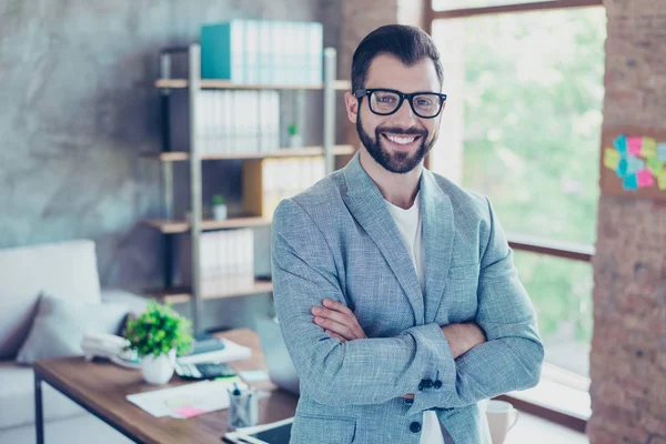 Retrato de un joven y feliz economista con sonrisa radiante y barba — Foto de Stock