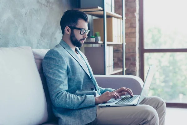 Side view porträtt av ung den person i formella outfit sitter jag — Stockfoto