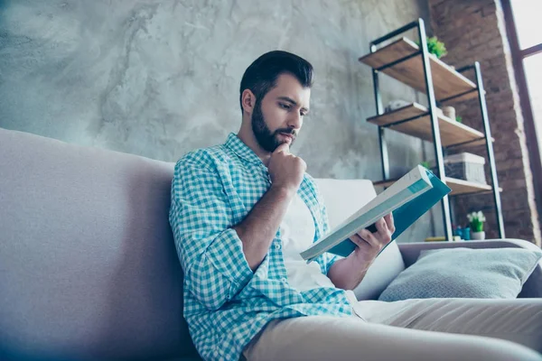 Abaixo vista de homem bonito com cerdas, olhando no livro, ler — Fotografia de Stock