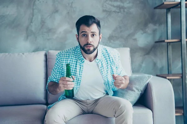 Emocionado hombre con entusiasmo por su equipo favorito, él es pie — Foto de Stock