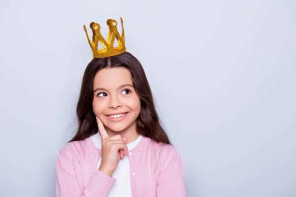 Primer plano retrato de poco caucásico linda chica con corona en él —  Fotos de Stock