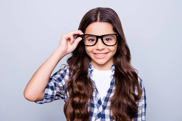 Closeup portret van slimme aantrekkelijk meisje in geruite sh — Stockfoto