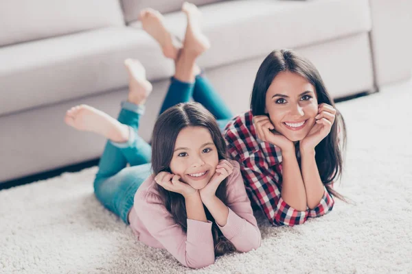 Mooie vrolijke mooie moeder en haar kleine zoete glimlachend cu — Stockfoto