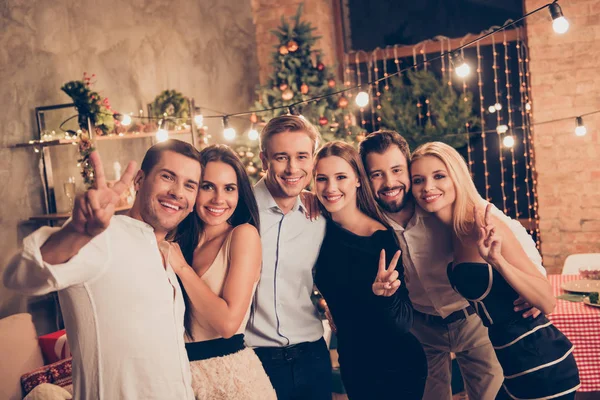 Celebração do novo ano. Grupo de jovens festivos reunidos na linha h — Fotografia de Stock