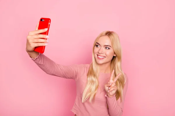 금발 머리와 아름 다운 젊은 매력적인 여자 selfie u 복용 — 스톡 사진