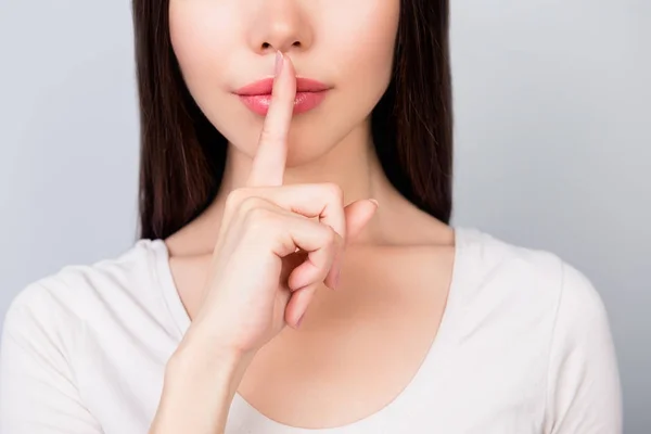Shhh! εσωτερικη για πορτρέτο του ΜΙΣΟΥ προσωπου νεαρή γυναίκα με το δάχτυλο — Φωτογραφία Αρχείου
