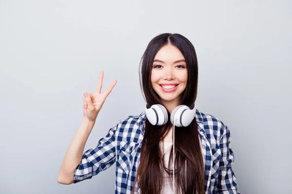 Portré, fiatal brunet pozitív ázsiai lány hosszú közelről — Stock Fotó